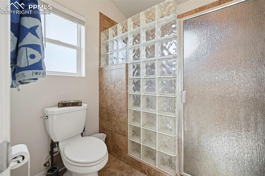 Image 18 of 49: Bathroom