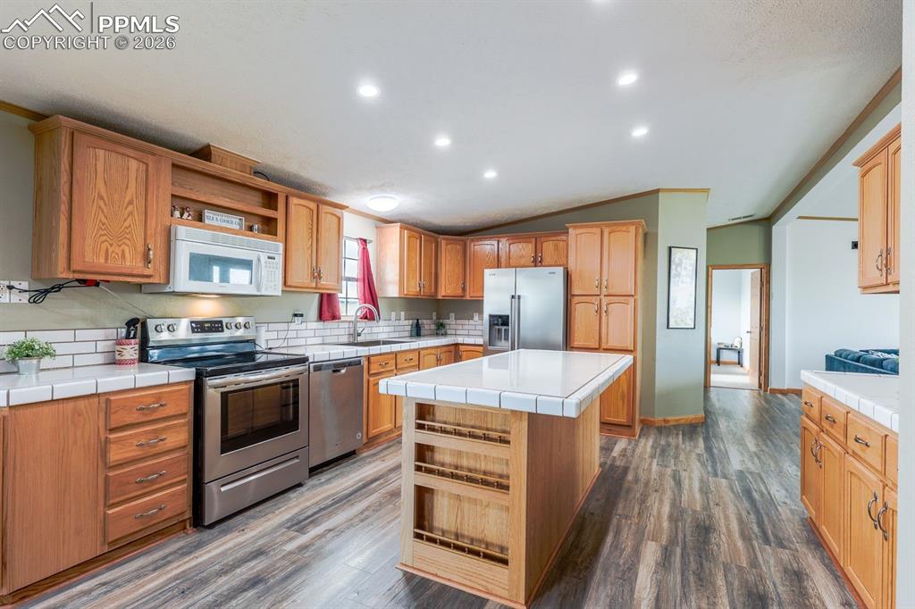 Image 7 of 39: Stainless Appliances