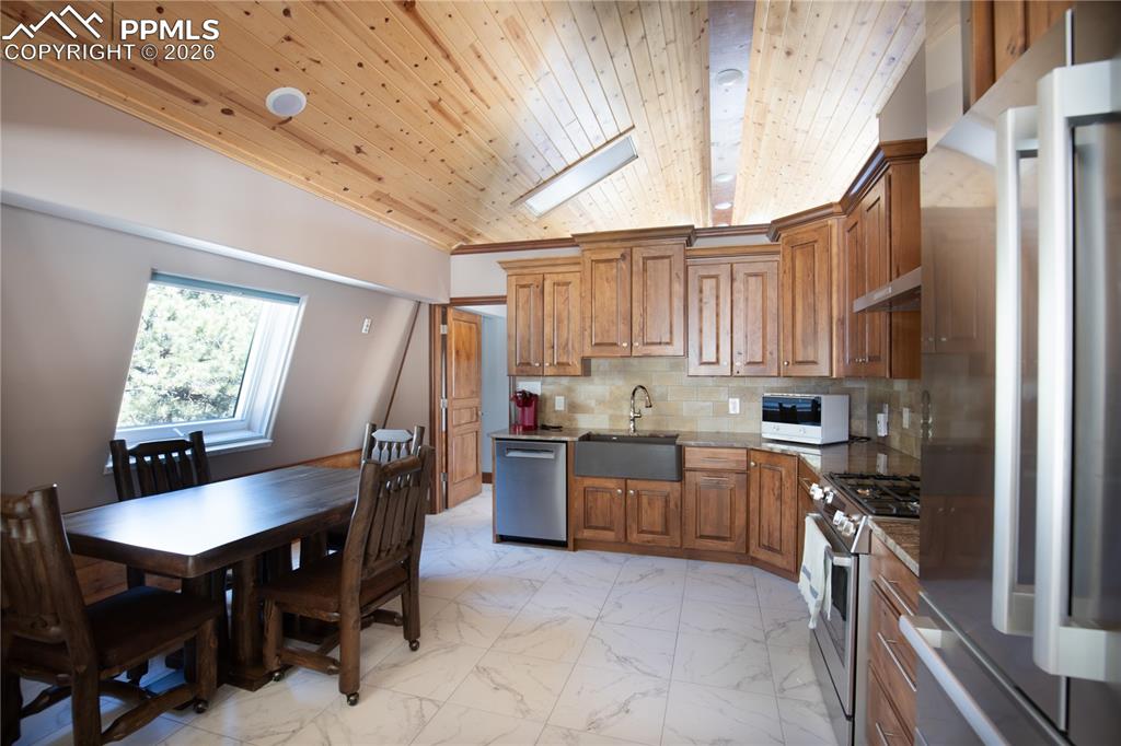 Image 13 of 24: Kitchen