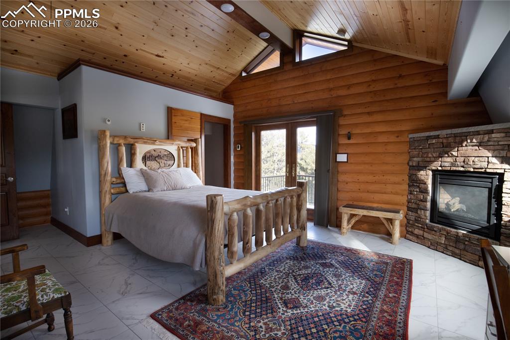 Image 14 of 24: Bedroom