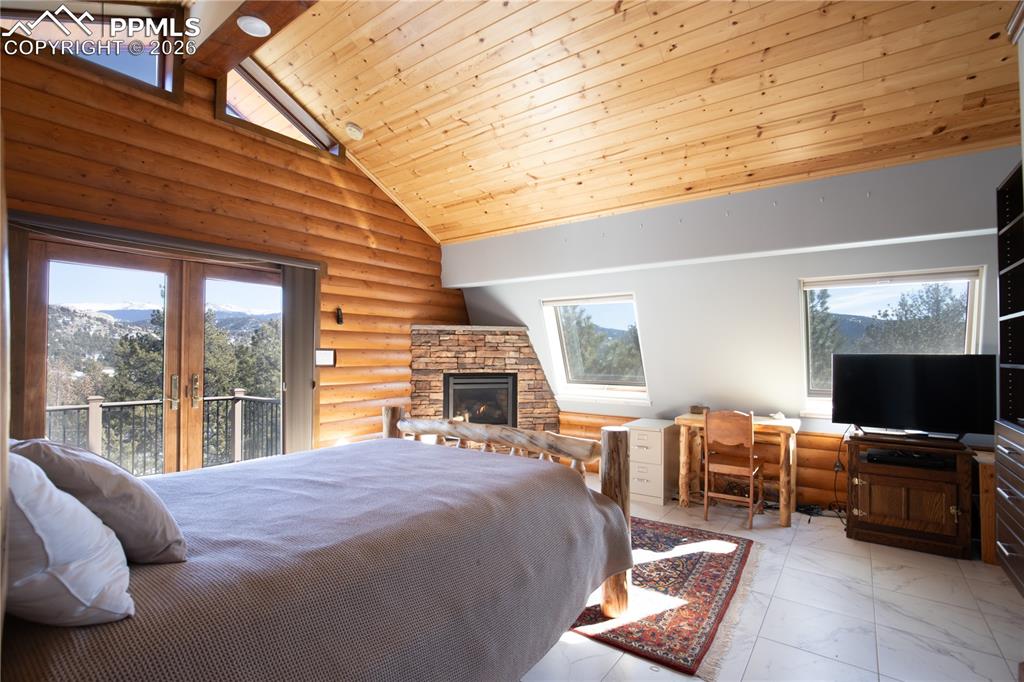 Image 15 of 24: Bedroom