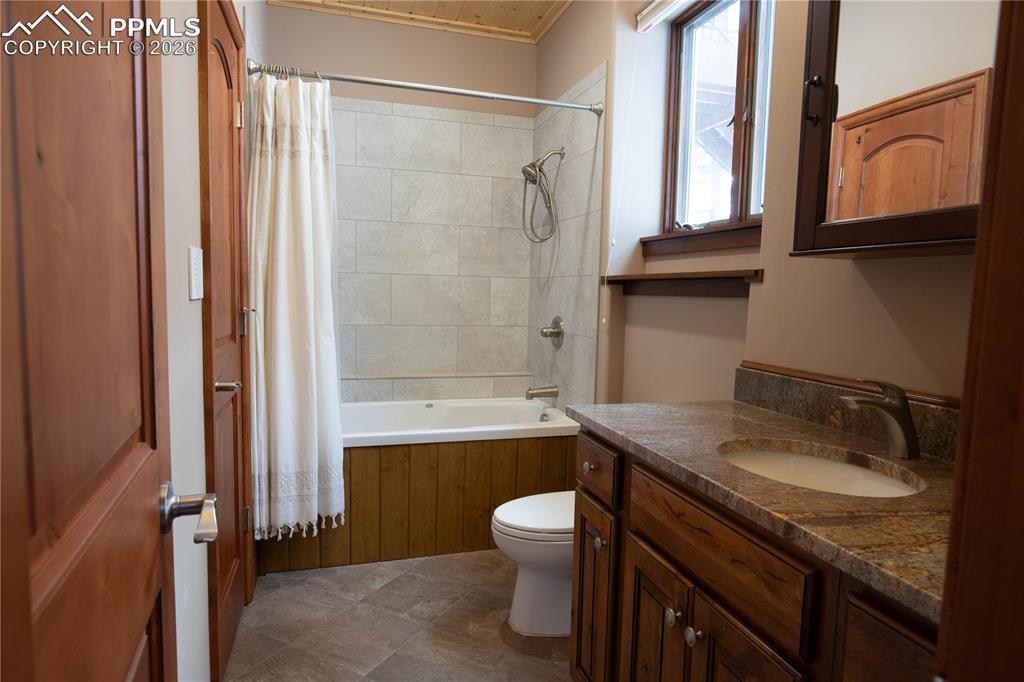 Image 22 of 24: Bathroom