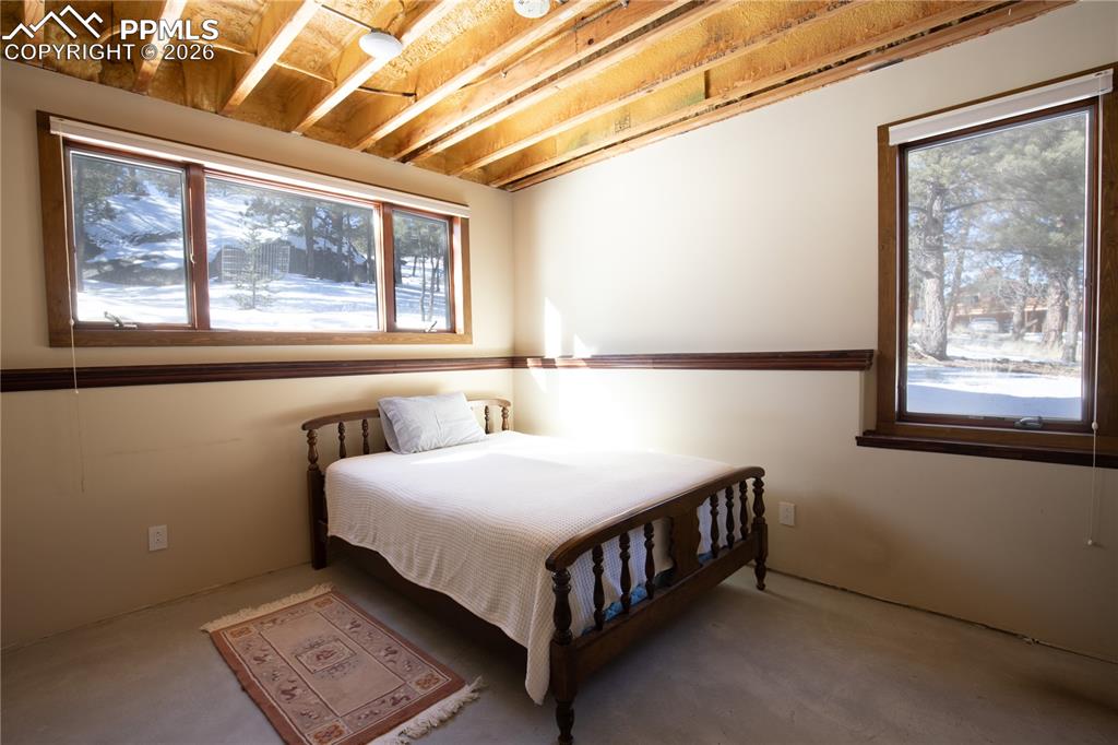 Image 23 of 24: Bedroom