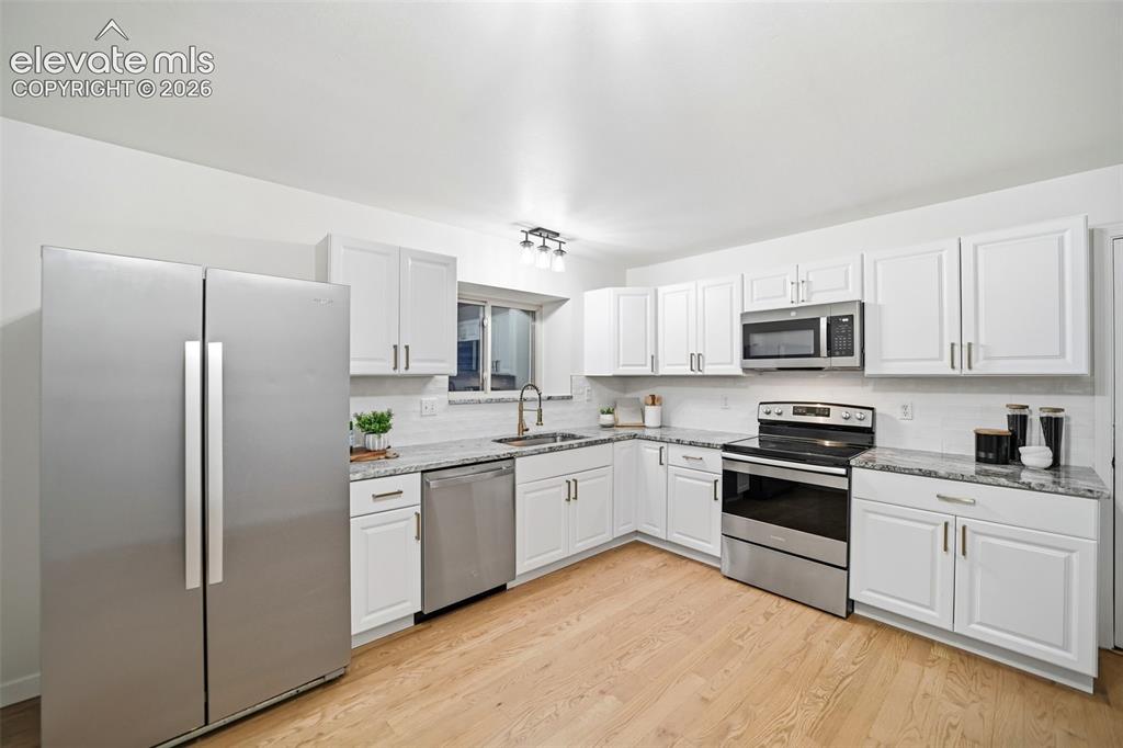 Image 10 of 50: Kitchen