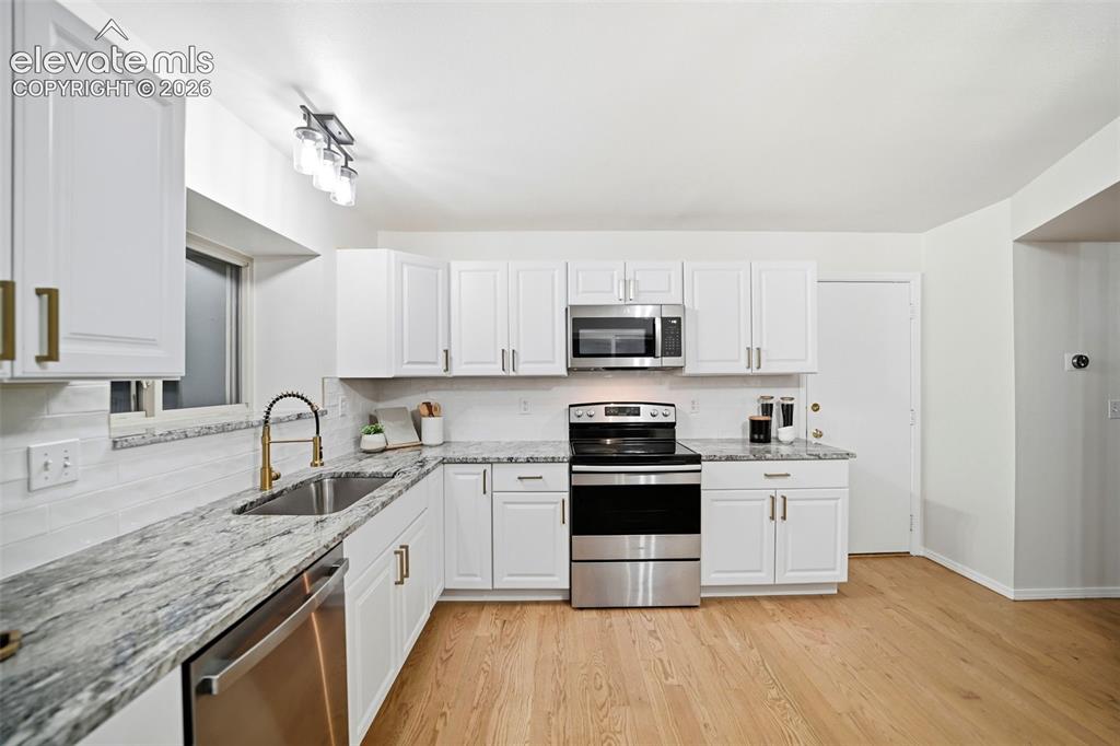Image 11 of 50: Kitchen