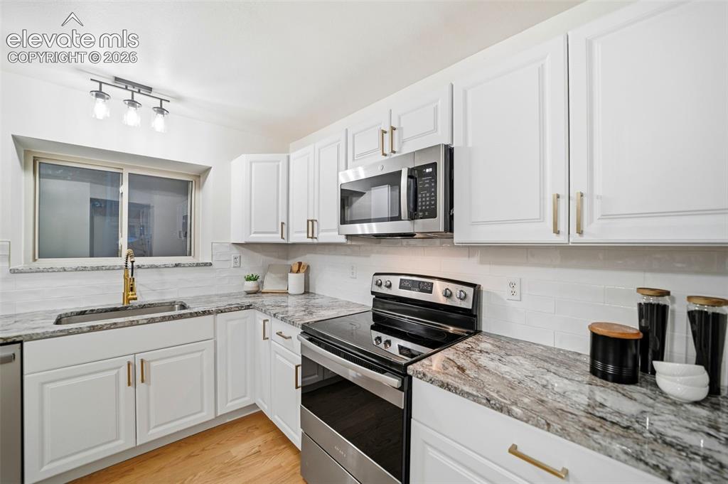 Image 12 of 50: Kitchen