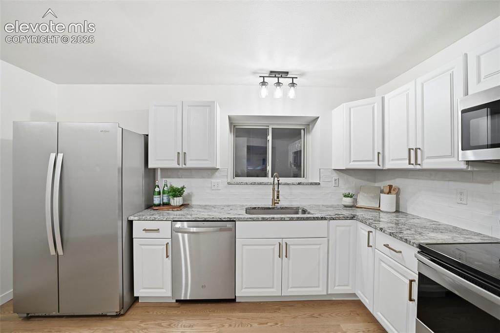 Image 13 of 50: Kitchen