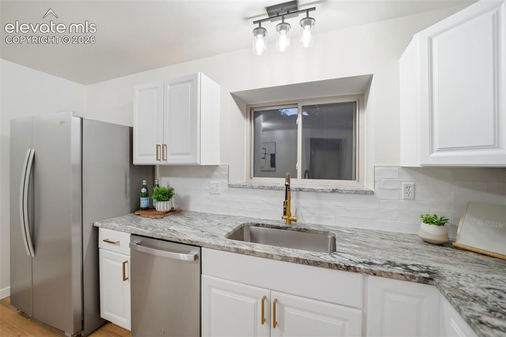 Image 14 of 50: Kitchen