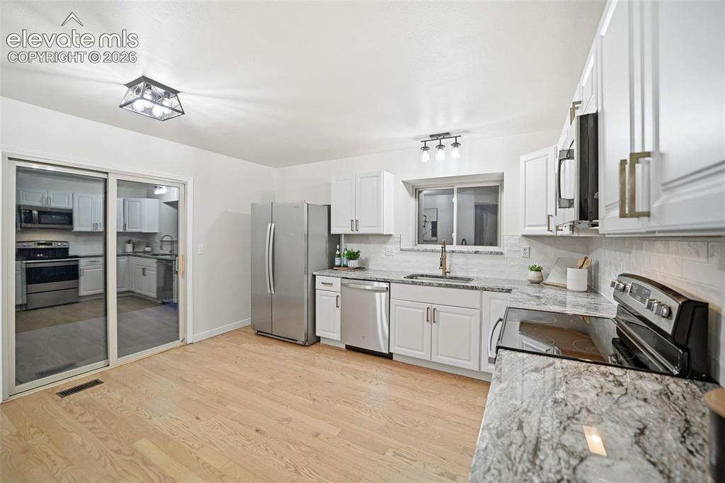 Image 15 of 50: Kitchen