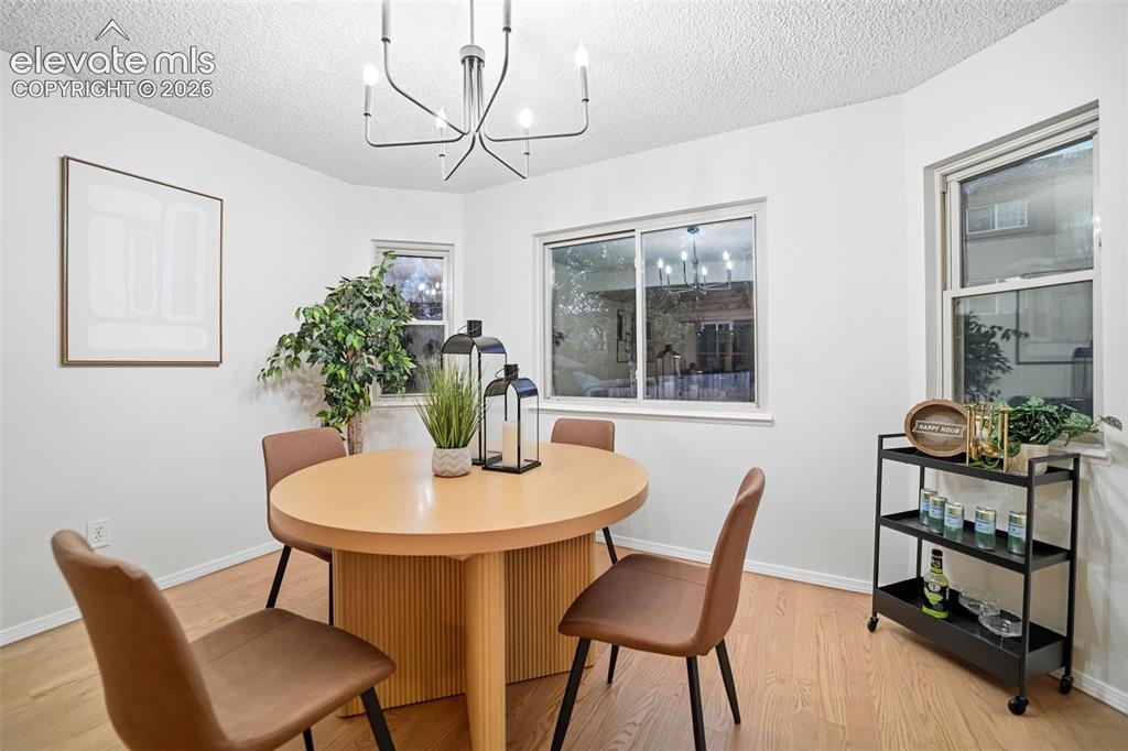 Image 6 of 50: Dining Area