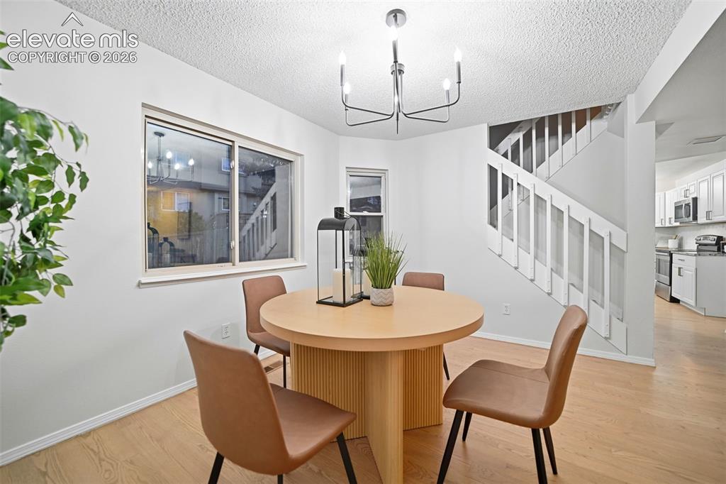 Image 7 of 50: Dining Area