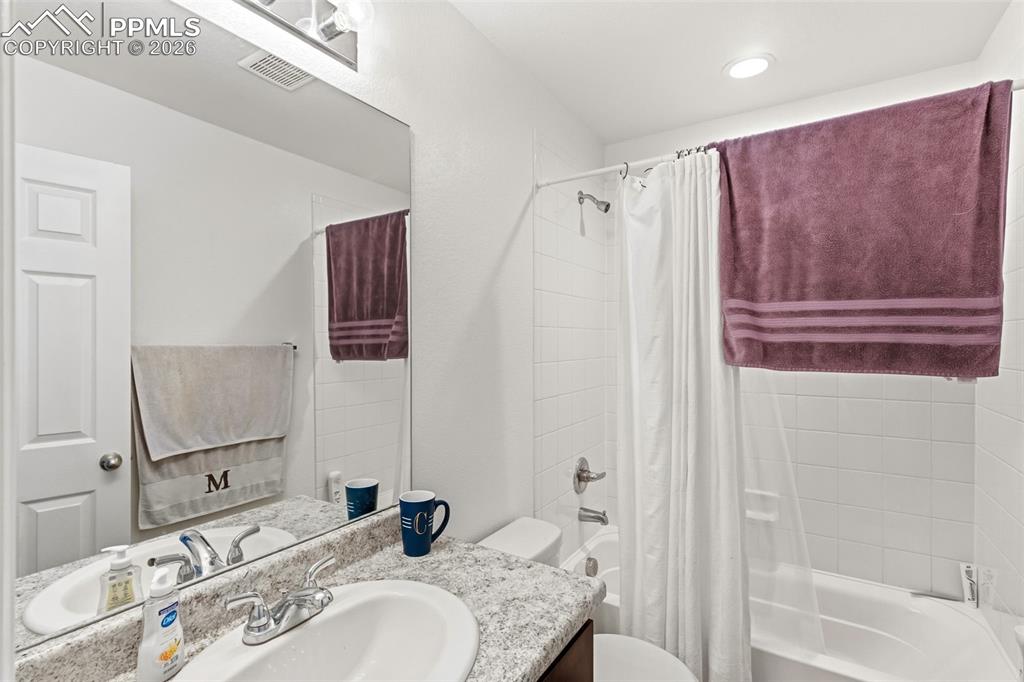 Image 30 of 36: Bathroom