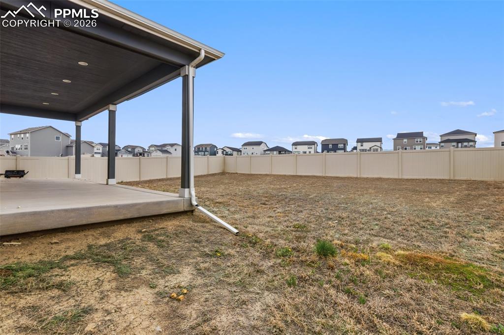 Image 33 of 36: Yard