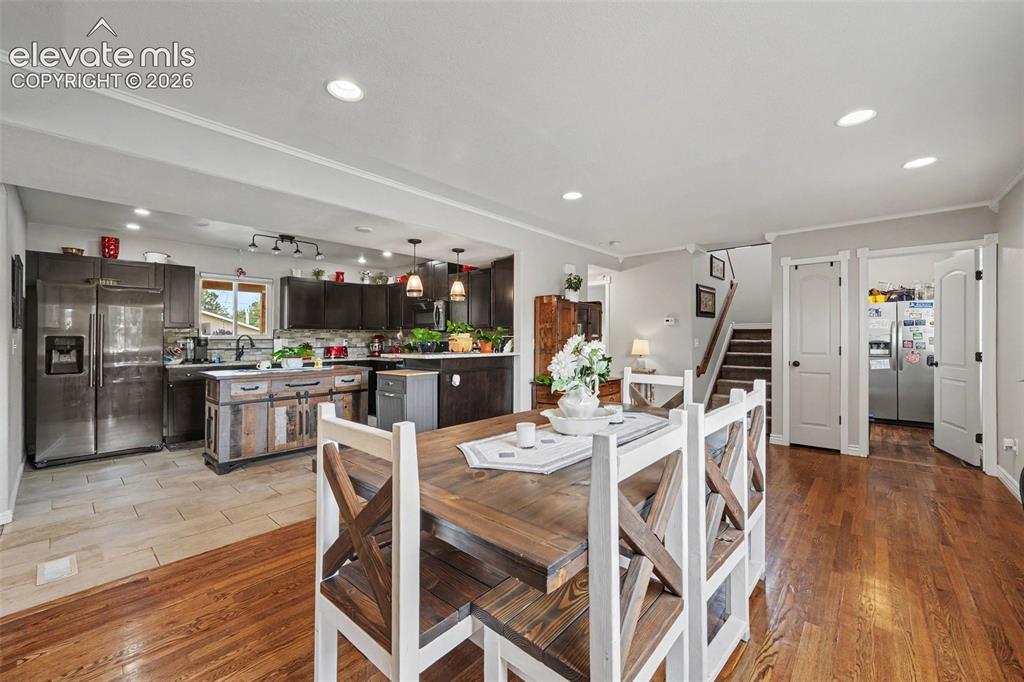Image 10 of 40: Dining Area