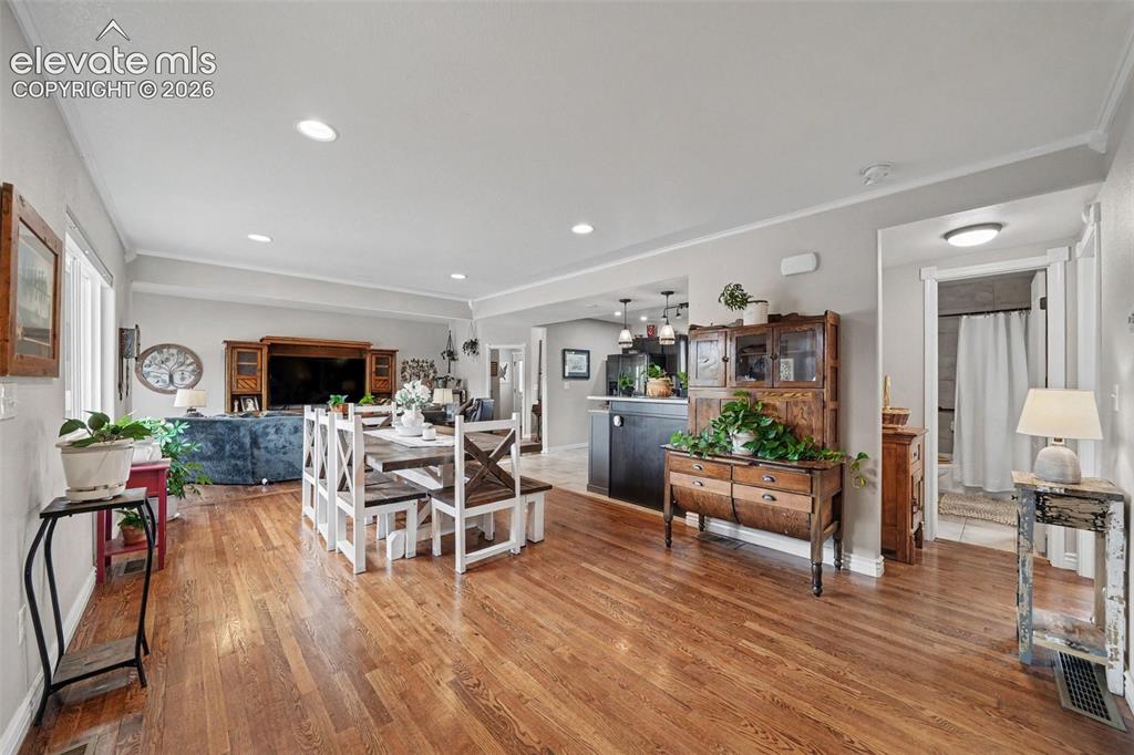 Image 11 of 40: Dining Area