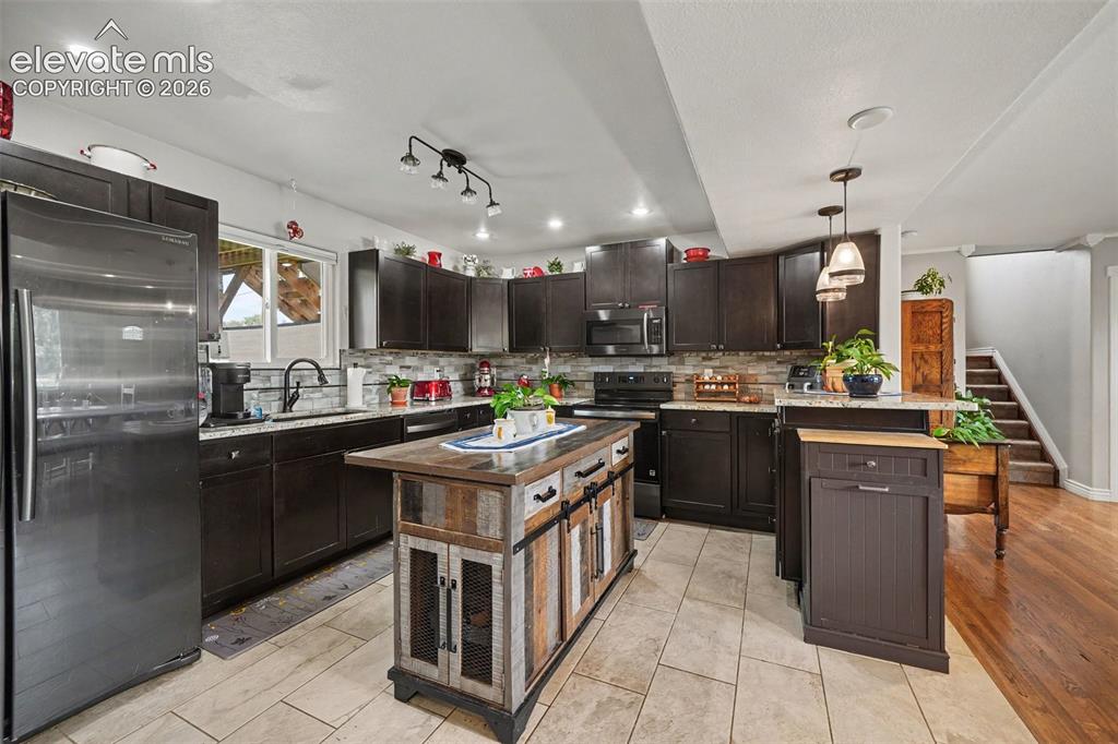 Image 13 of 40: Kitchen