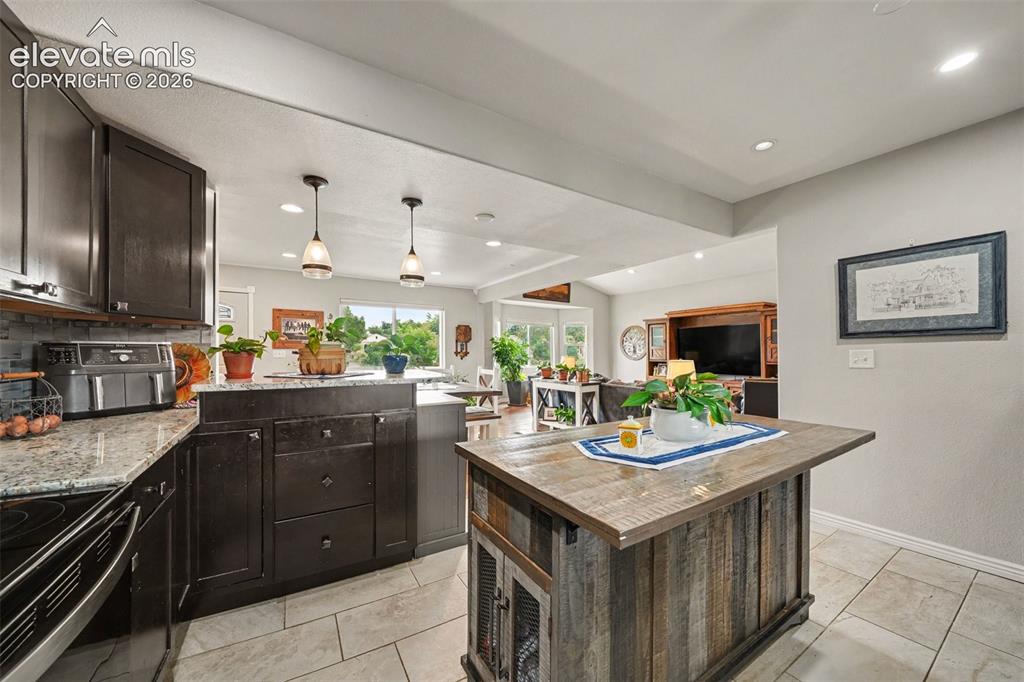 Image 14 of 40: Kitchen