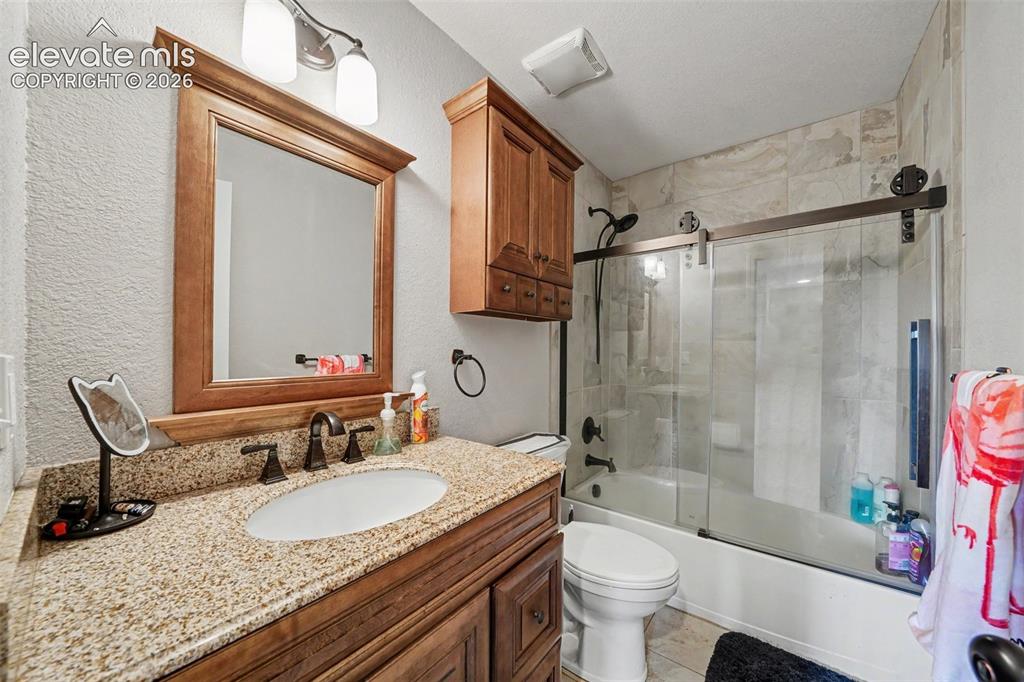 Image 18 of 40: Bathroom
