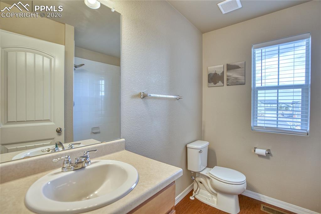 Image 28 of 46: Bathroom