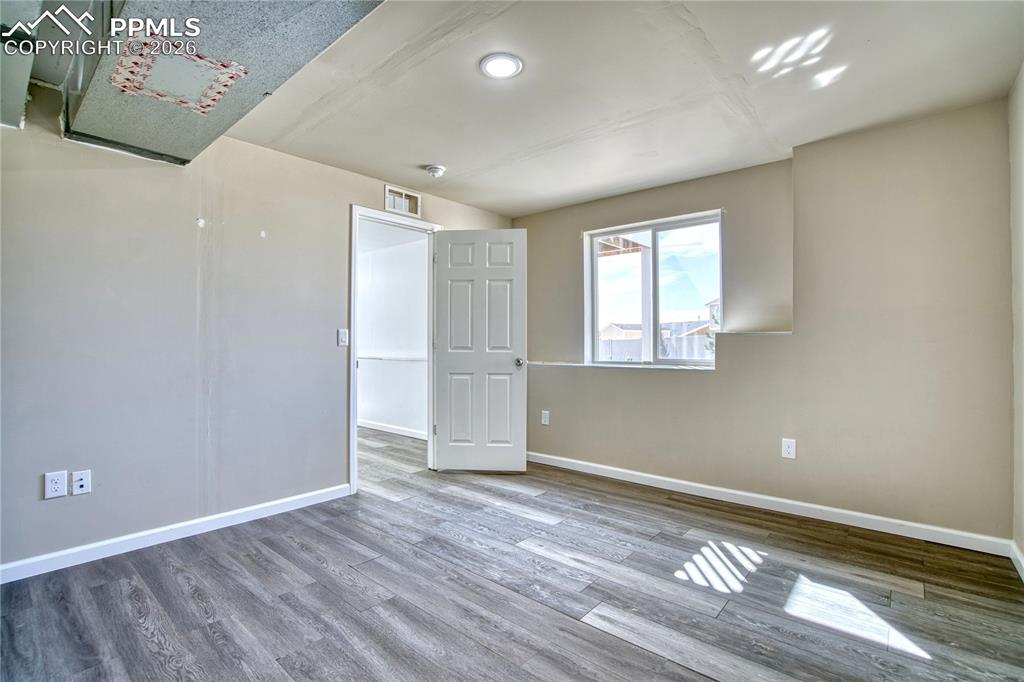 Image 36 of 46: bedroom5