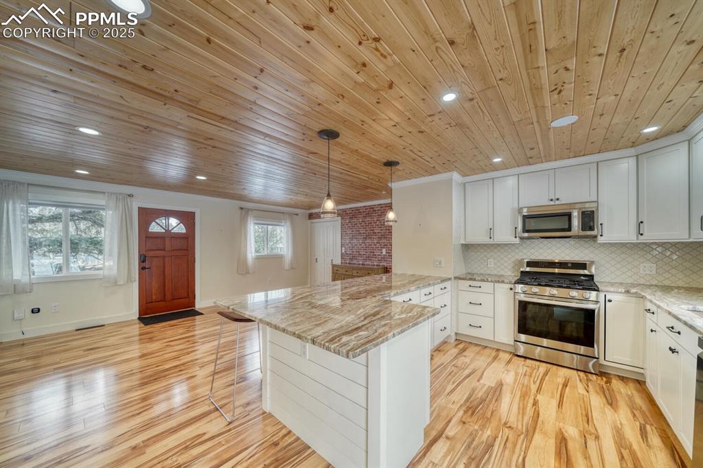 Image 17 of 29: Kitchen