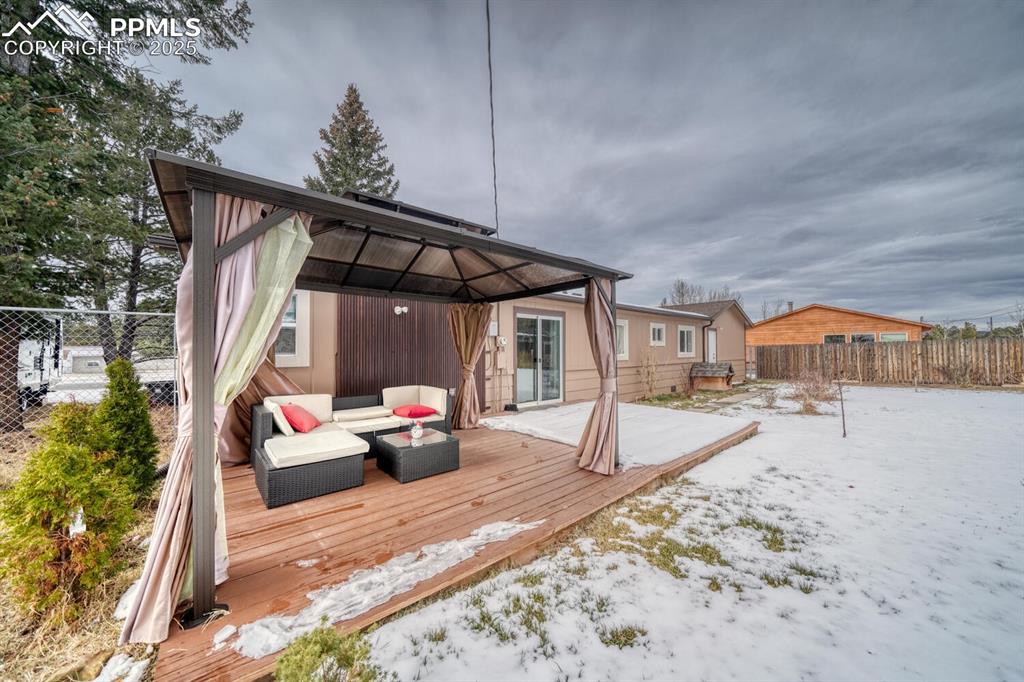 Image 18 of 29: Deck