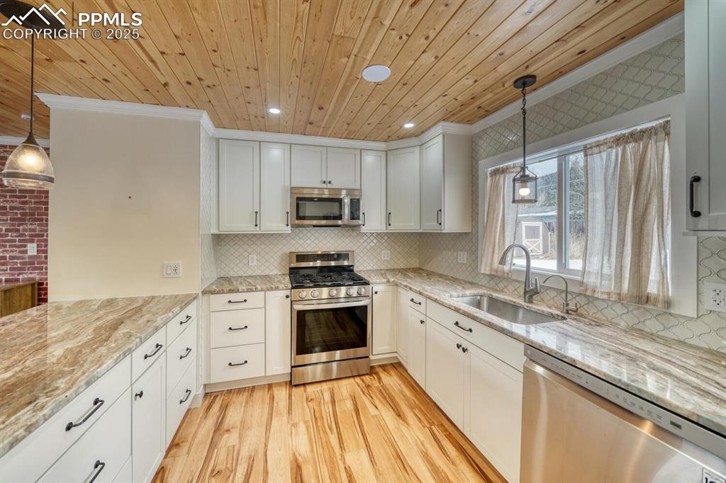 Image 7 of 29: New appliances stay with the home