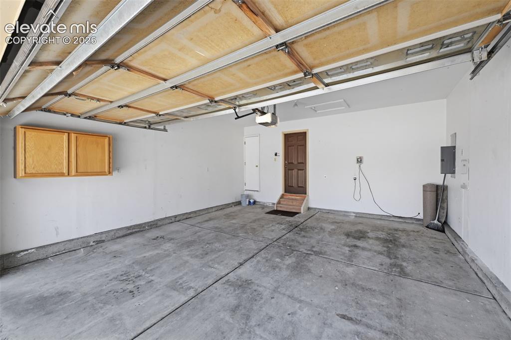 Image 10 of 30: Garage