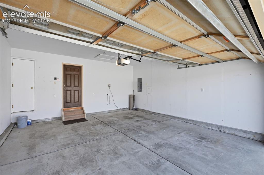 Image 11 of 30: Garage