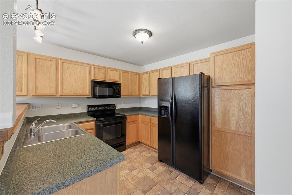 Image 18 of 30: Kitchen