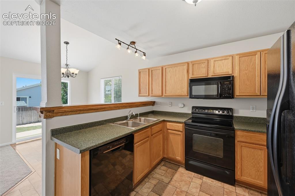 Image 19 of 30: Kitchen