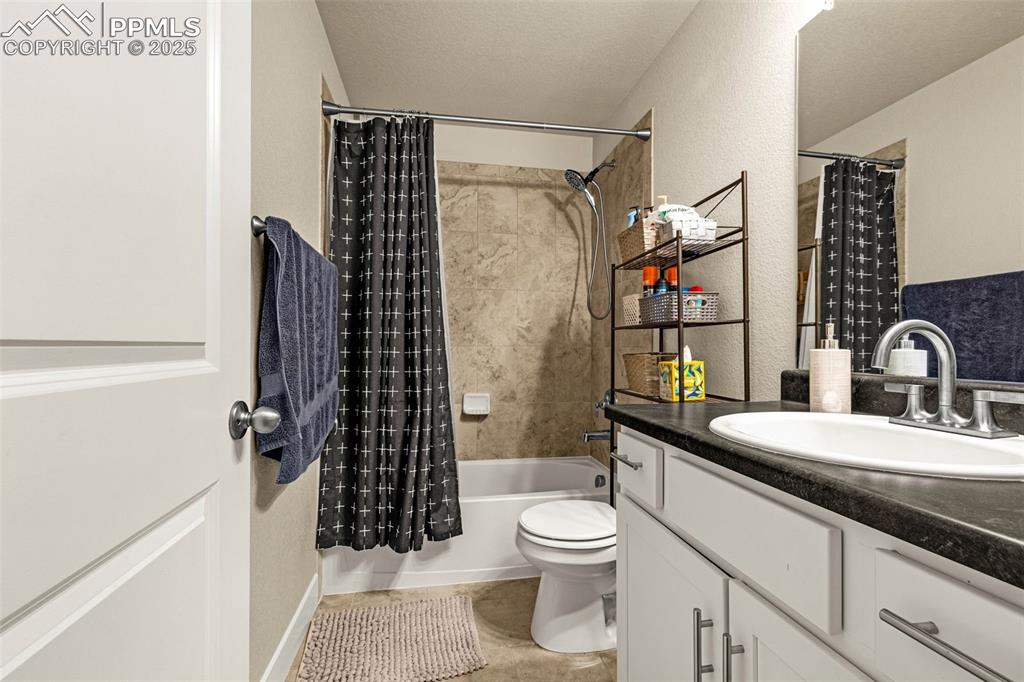 Image 23 of 31: Bathroom