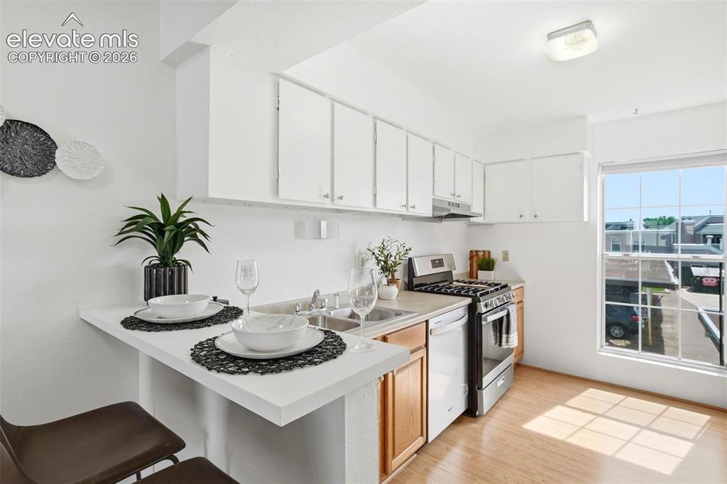 Image 13 of 47: Kitchen