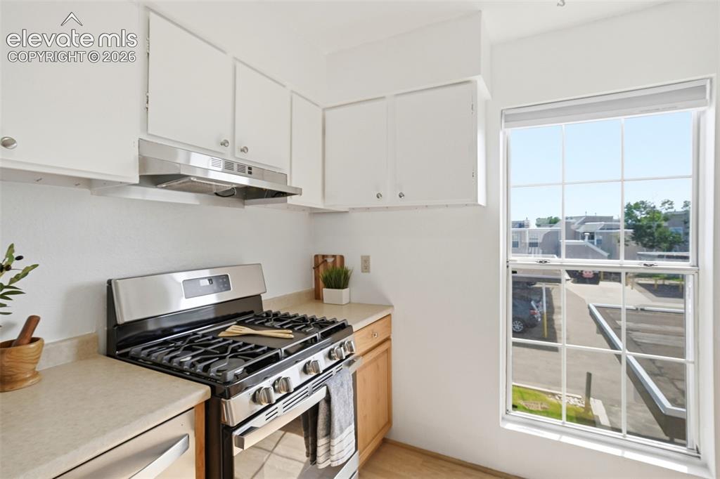 Image 14 of 47: Kitchen
