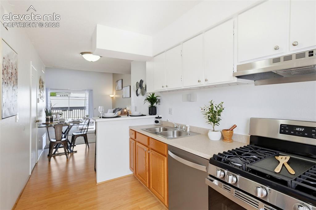 Image 16 of 47: Kitchen