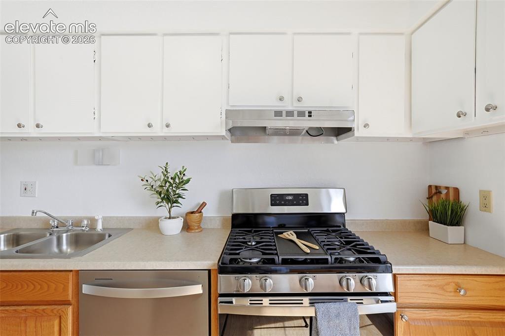 Image 17 of 47: Kitchen