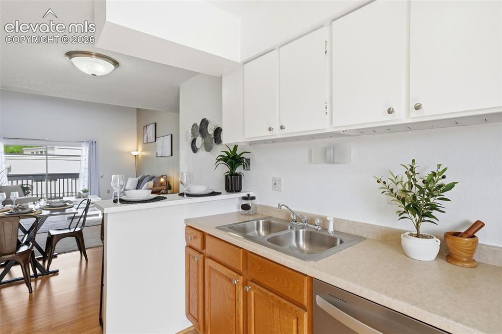 Image 18 of 47: Kitchen