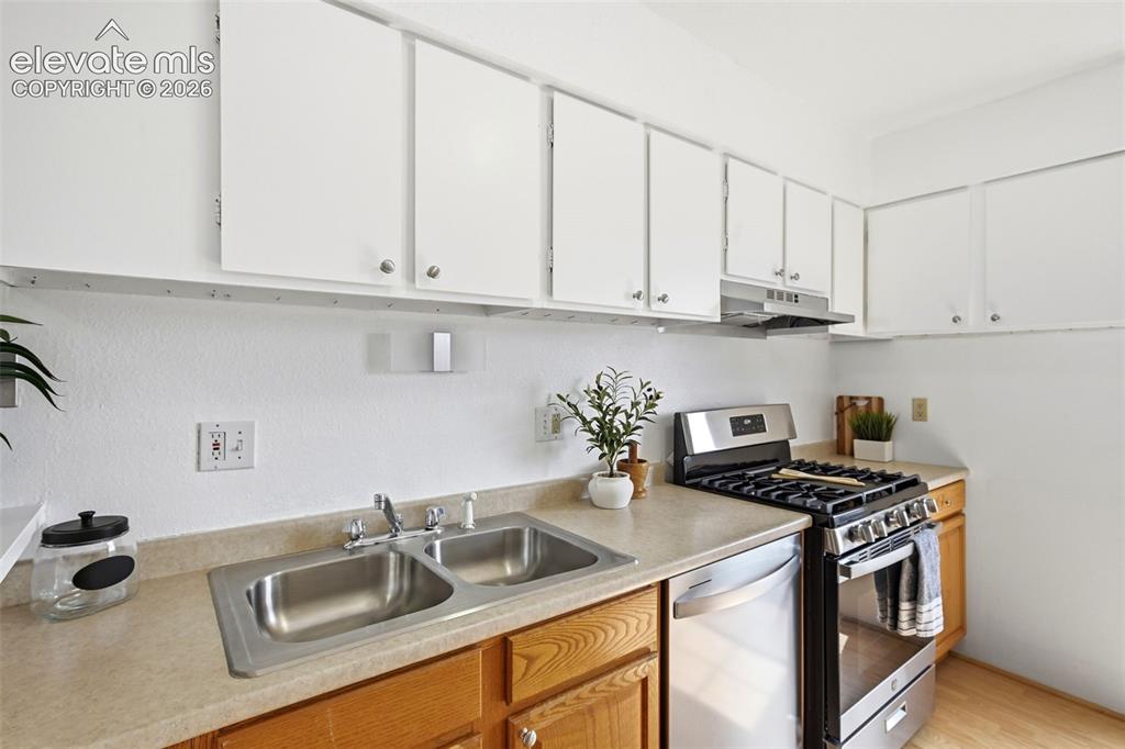 Image 19 of 47: Kitchen
