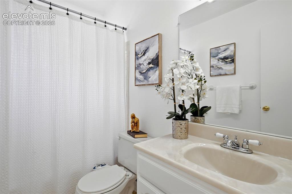 Image 22 of 47: Bathroom