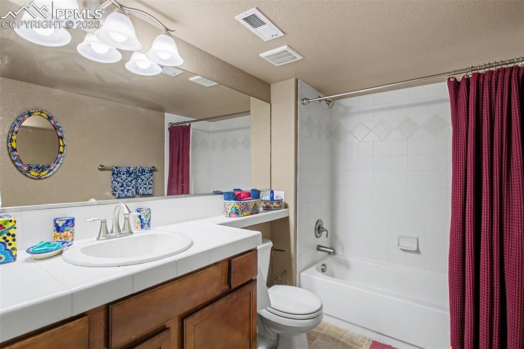 Image 12 of 34: Bathroom