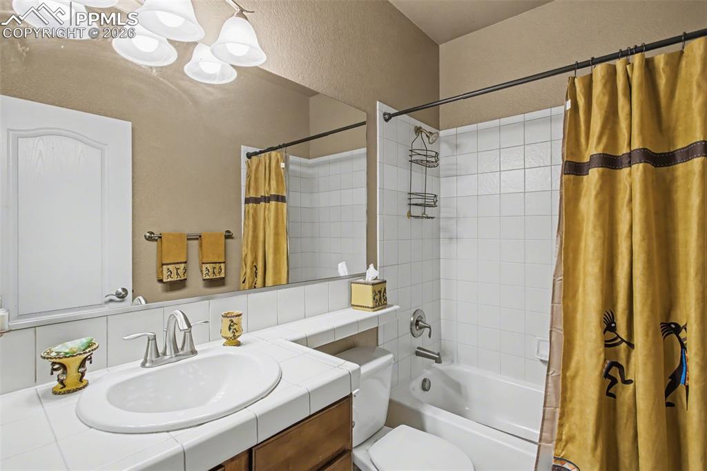 Image 30 of 34: Bathroom