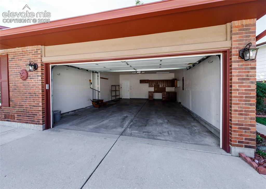 Image 24 of 34: Oversized garage