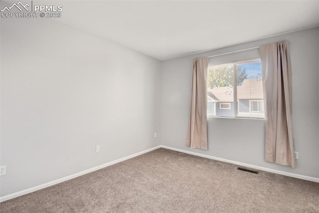 Image 11 of 24: 3rd bedroom with new carpet and blinds