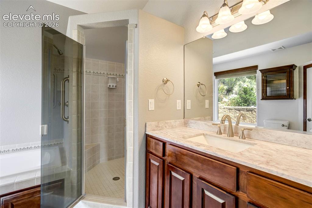 Image 16 of 50: Bathroom