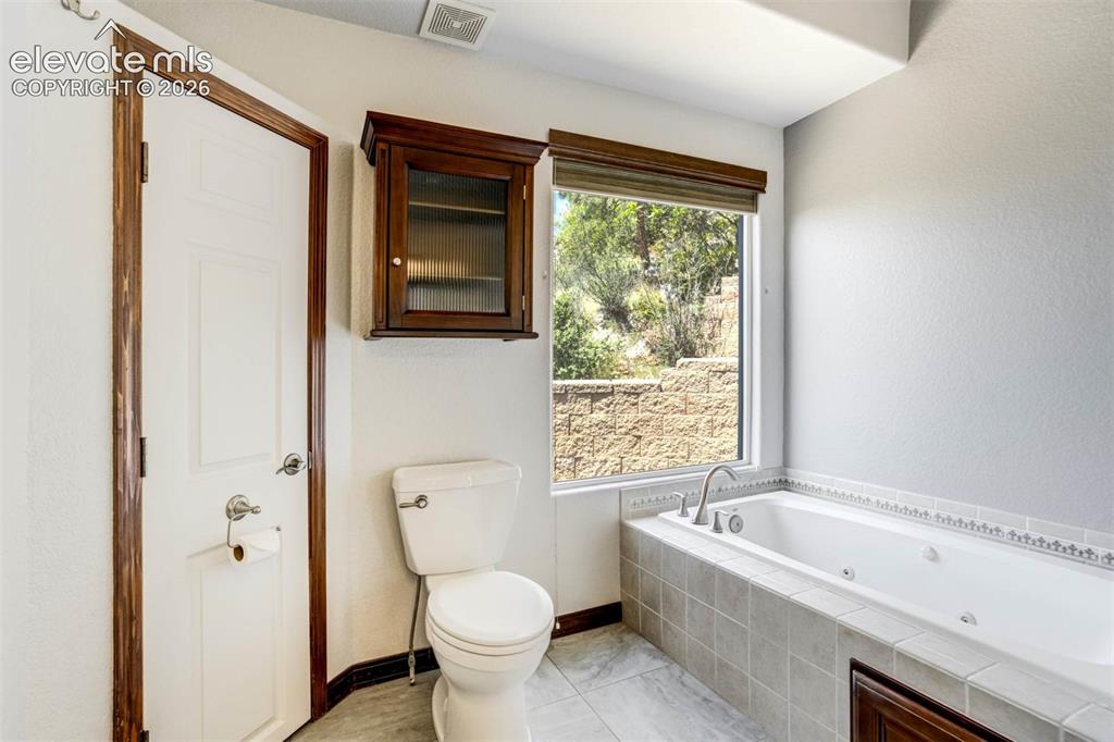 Image 17 of 50: Bathroom