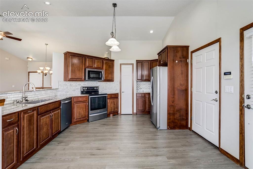 Image 8 of 50: Kitchen