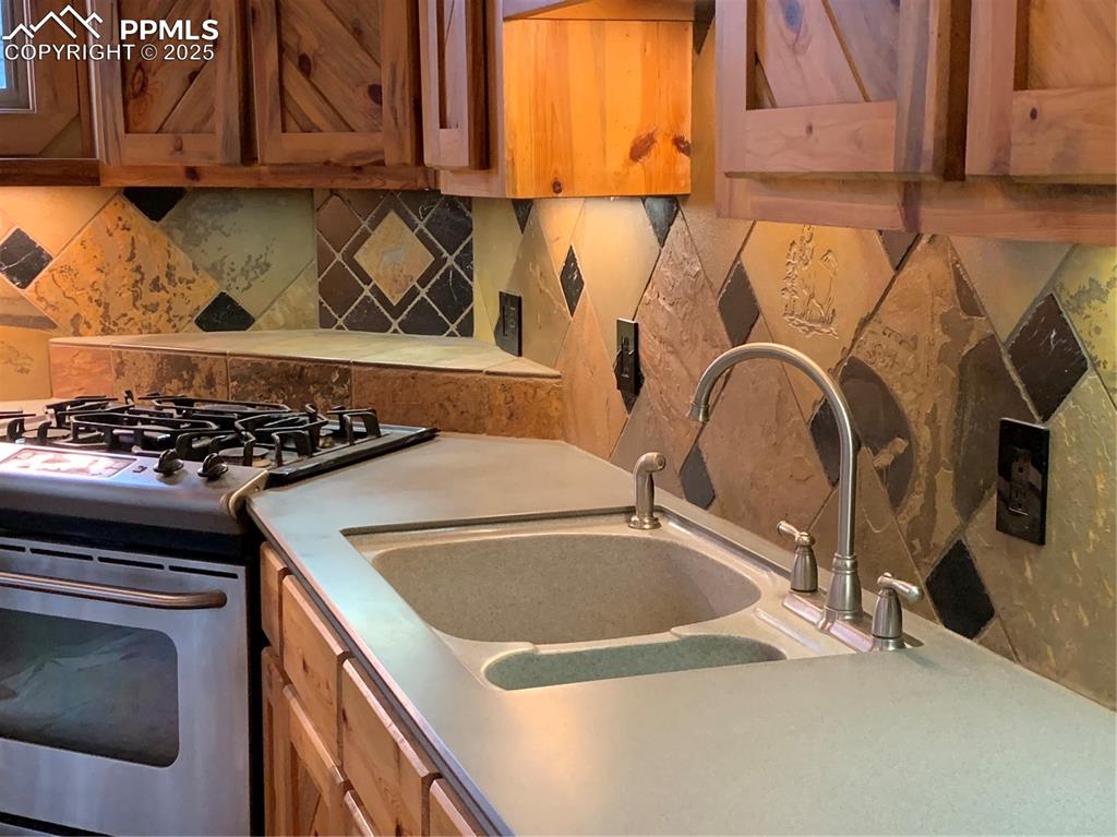 Image 22 of 45: Kitchen