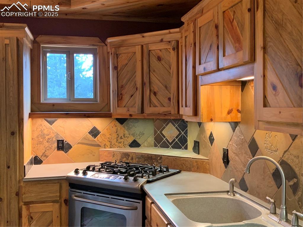 Image 23 of 45: Kitchen