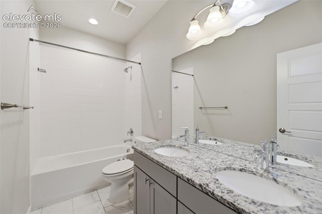 Image 33 of 49: Bathroom