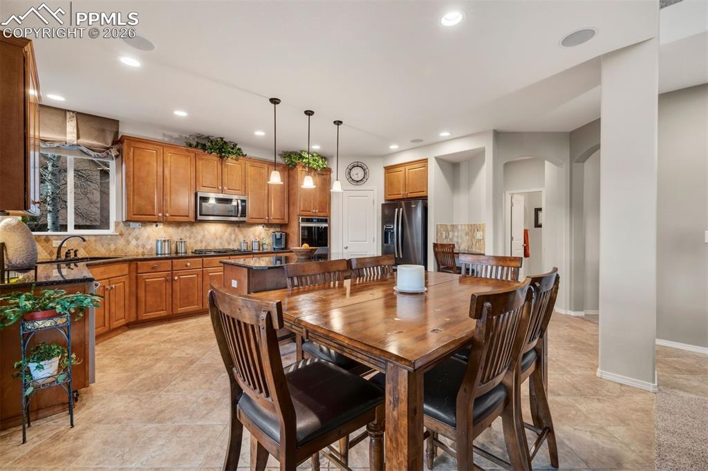 Image 11 of 50: informal dining space 